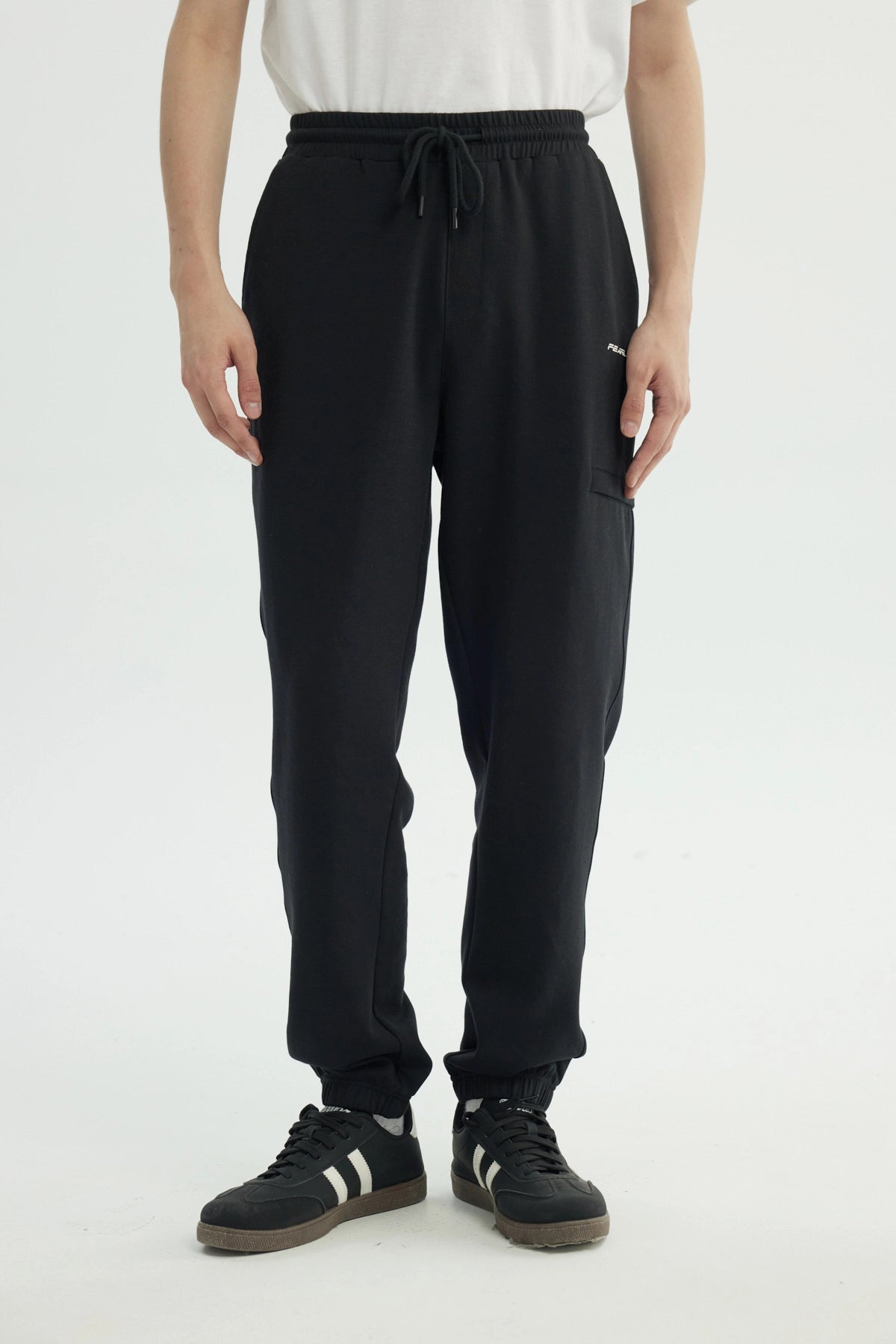 Pantalón Buzo Hombre Pitillo Negro